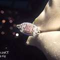【新货 粉钻成品戒指】
        主石0.29CT，颜色粉嫩，主石被6...