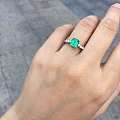 怎么说呢，这枚祖母绿戒指款式甚合心意，1克拉的样子，颜色也是亮亮的绿，有点喜...