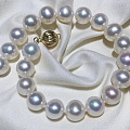 ¥950元一个超漂亮的颜色和光泽，8.5-9.5mm近圆形珍珠配14K金灯笼...
