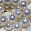 ¥950元一个超漂亮的颜色和光泽，8.5-9.5mm近圆形珍珠配14K金灯笼...