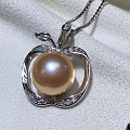 珍珠苹果款纯银吊坠，8.5-9mm正圆无瑕，¥199元含链。