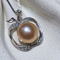 珍珠苹果款纯银吊坠，8.5-9mm正圆无瑕，¥199元含链。