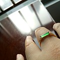 太阳出来了，晒晒这枚甜绿荧光马鞍新戒指💍