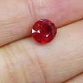 红宝石无烧的1.6克拉旁边有明显的裂值得镶嵌吗还有品质颜色怎么样？懂的给看看。