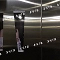 女业主嫌电梯广告画面太裸露将其撕烂：影响小孩子