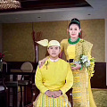 缅甸珠宝商的婚礼。全身的翡翠珠宝，耀眼[色]