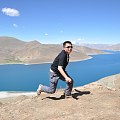 去往珠峰的路上，遥控器连拍了一组自己的照片，记录下那会的不羁青春年少