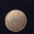 发一枚西班牙1792年的8埃斯库多金币。这枚是在哥伦比亚铸造的，当时哥伦比亚...