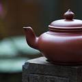 它是“茶壶中的玉女”，纤秀轻巧惹人喜爱——潮州手拉朱泥壶