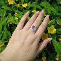 与花儿争艳的红宝石戒指