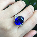 大克拉的戴在手上果然感觉不一样 现在很喜欢这种颜色的蓝宝石因为美~
