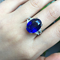 大克拉的戴在手上果然感觉不一样 现在很喜欢这种颜色的蓝宝石因为美~