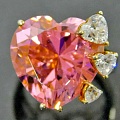 这枚超大心形的粉色碧玺戒指美吧，而且火彩缤纷晶体非常纯净，像婷婷处子~
