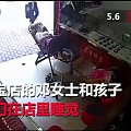 珠宝店老板敞开门睡大觉 男子进店“悠哉”行窃