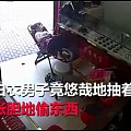 珠宝店老板敞开门睡大觉 男子进店“悠哉”行窃