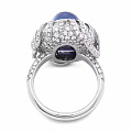 这枚蓝宝石戒指来自 Tiffany 2017年的 Blue Book 高级珠...