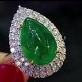 经典款祖母绿钻石戒指，颜色鲜艳浓郁，油润冰透，品质不错，祖母绿周围镶嵌一圈钻...