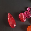 瑕疵明显的糖果，蔷薇辉石和红尖晶
