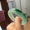 翡翠手镯，都是在室内灯光下，54圈口，16mm&8mm，有人说这个绿黑，黑吗