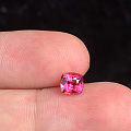1.07ct亮粉色尖晶石，就是超亮的那种！！切得像颗小灯泡那么滴不停地闪～～