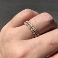 普通的珍珠戒指和钻石戒指的叠戴