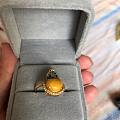 故宫里的文创店收的小戒指，说是真蜜蜡。是真的？还是仿的呢？