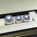 高品质澳白套装 
大珠子13-14，对珠11-12mm，都是高品质，正圆 孔...