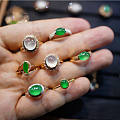 绿+冰白翡翠戒指，集体图绿的18K金镶嵌