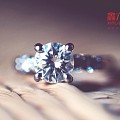 鑫六福珠宝：结婚买什么戒指好？黄金戒指OR钻石戒指？