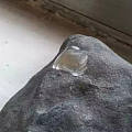 罕见水翻砂皮壳的翡翠原石也能出黄翡，就算有大裂小痕也要起货