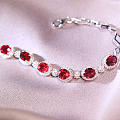 这款红宝石手链超级有范儿，佩戴上去女神气质溢于言表啊！