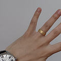 男人的手，还是比较简单的，手表和戒指，一年四季，没啥变化