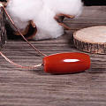 柿子红桶珠项链，颜色红艳，玉质温润细腻