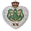 这件1957 年二十周年结婚纪念的心形胸针最为出名，珠宝上由祖母绿镶嵌字母W...