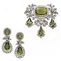 1825年生产的珠宝套装，洋气的橄榄绿不同于祖母绿的复古与草绿的活泼，反而更...