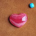 医神。如果心形代表爱情，那红纹石就是守护爱情的！天然红纹宝石