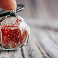 同样是红色系宝石，同样是“爱情宝石”红纹石好还是草莓晶好？