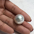真·鸽子蛋
实话说16mm左右的珍珠就很少看到了～19毫米的实在太大了～感觉...