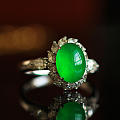 满绿水润翡翠戒指，豪镶橄榄型、梨形等异形钻，光彩夺目，气场强大，美得很！