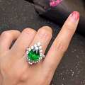 8.13克拉的沙弗莱戒指，吊坠两用款颜色vivid green，具有很明亮的绿