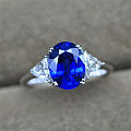 2克拉多的皇家蓝蓝宝石戒指
