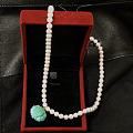 买给老妈的日本akoya珍珠被嫌弃珠径太小，所以只能拿回来自己戴。然而又怕年...