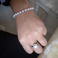 淡水珍珠银戒指，这个戒指珠子是不是太大了，看着跟手链不太协调