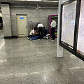 一位乘客突发疾病痛苦不堪，地铁工作人员立刻用广播求助，不到1分钟一位路过的医...