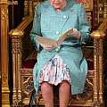 英国女王的衣服帽子是蓝色还是绿色？