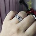 去年和闺蜜去三里屯逛街，在一个奢侈品寄卖店淘的这款戴比尔斯的swan戒指！