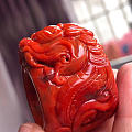 极品南红九口料雕刻（龙抬头扳指）颜色红润漂亮干净无瑕疵、精工雕刻、润度极好