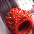 极品南红九口料雕刻（龙抬头扳指）颜色红润漂亮干净无瑕疵、精工雕刻、润度极好