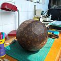秀一个自己手缝的足球，我取名叫“有球必应”——送给女儿的