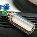 翡翠是公认的最具保值增值效果的珠宝玉石之一，所以，翡翠产品在收藏界里很吃香。